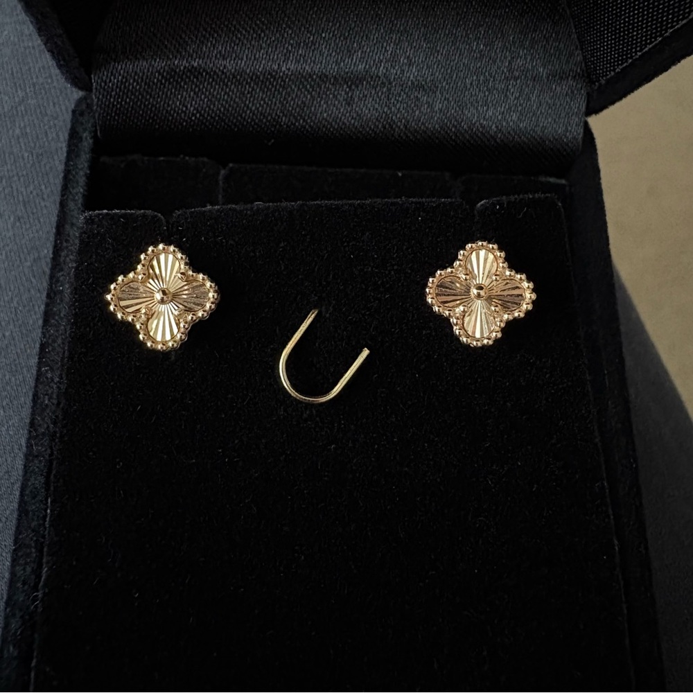 18k Hallmarked Yellow Gold 9.5 mm Clover Stud Earrings